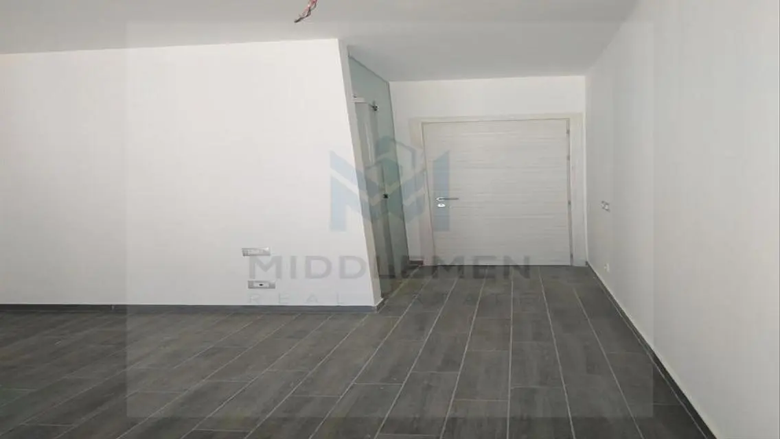 شقة فاخرة للبيع بمساحة كبيرة توفر إطلالات رائعة