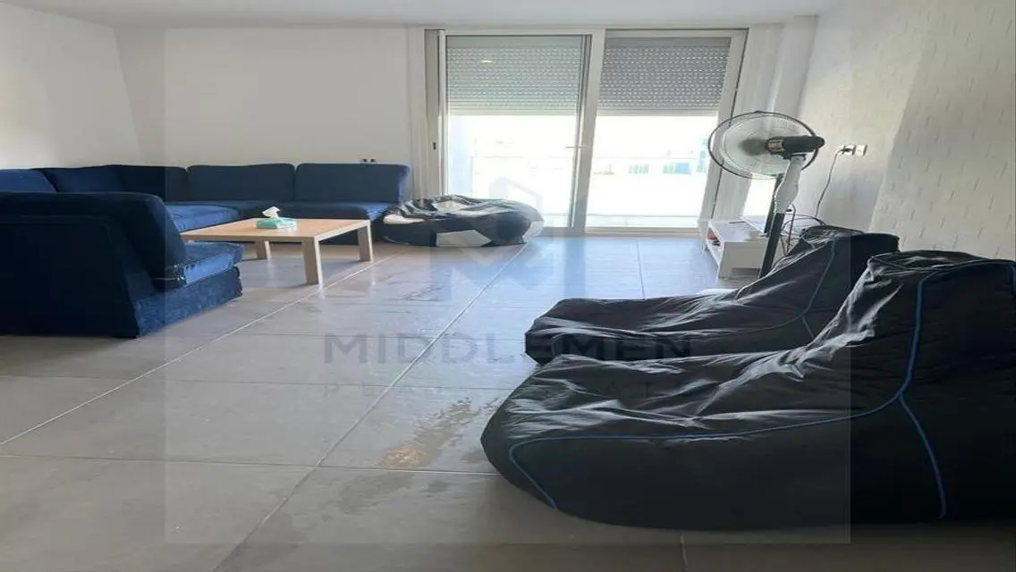 شقة فاخرة للبيع بمساحة كبيرة توفر إطلالات رائعة