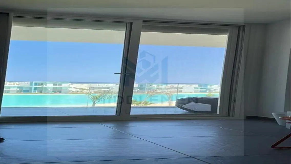 شقة فاخرة للبيع بمساحة كبيرة توفر إطلالات رائعة