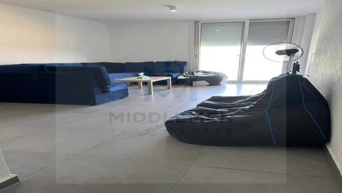 شقة فاخرة للبيع بمساحة كبيرة توفر إطلالات رائعة