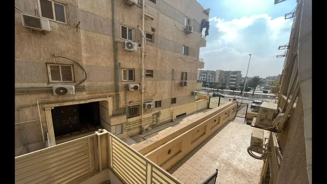 شقة فاخرة للبيع بمساحة مناسبة بسعر مغري