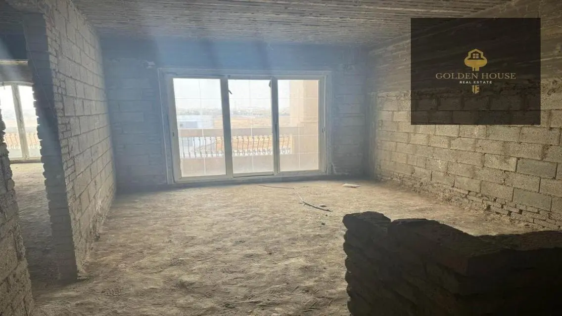 غرفة خادمة وشرفة في شقة رائعة بموقع جبلية