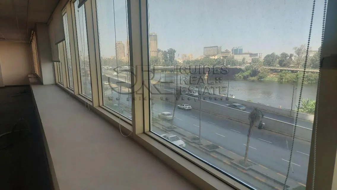 عقار فخم بمساحة واسعة في موقع ممتاز