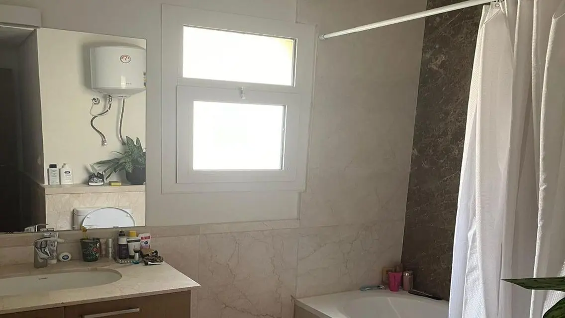 فيلا فاخرة مع حديقة ومسبح خاص