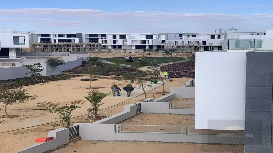 فيلا فاخرة للبيع بمساحة واسعة مع مسبح خاص وحديقة