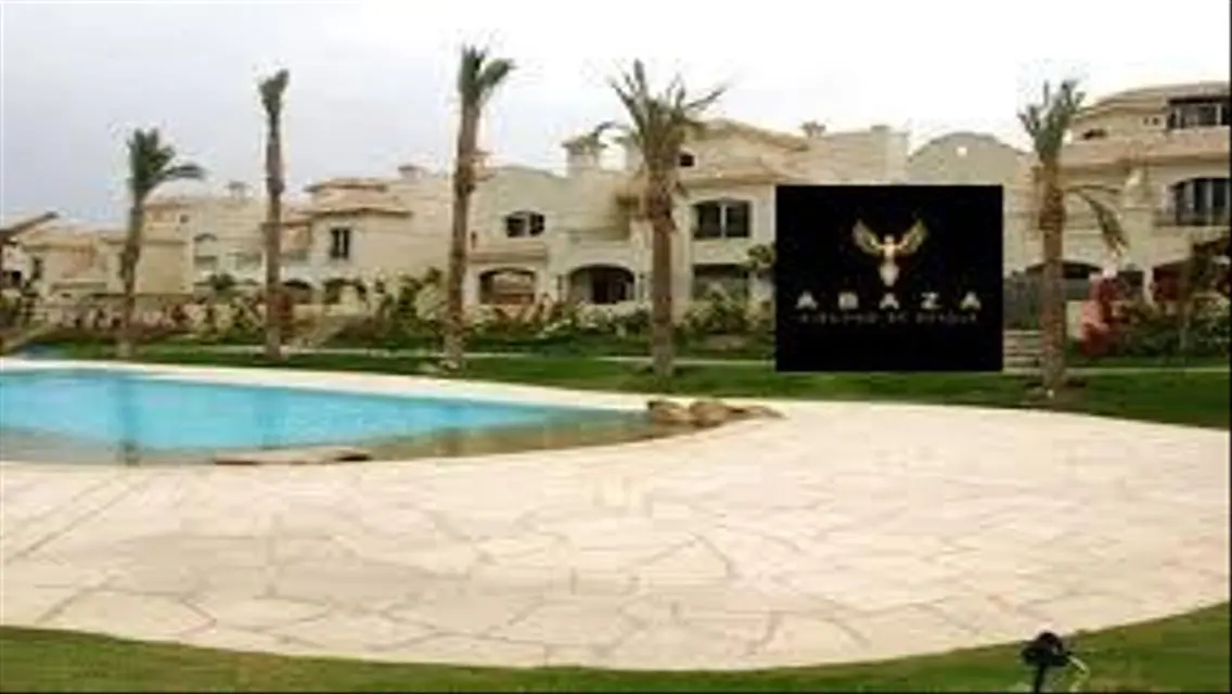 شقة فاخرة مع حديقة خاصة وغرفة خادمة في موقع متميز