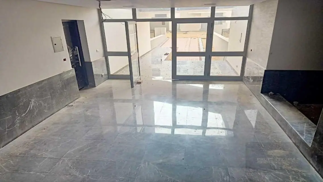 فيلا فاخرة للبيع مع حديقة خاصة ومسبح
