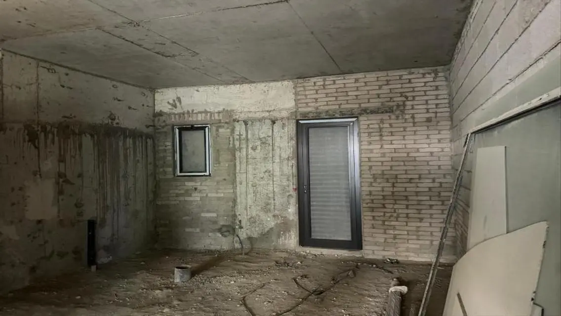 Luxury Lake View Apartment with Private Garage