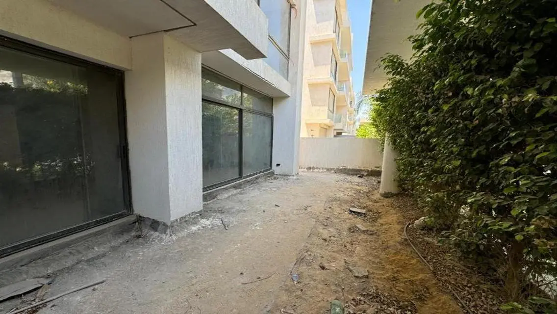 Luxury Lake View Apartment with Private Garage