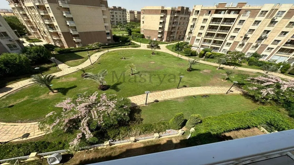 شقة فاخرة بإطلالة واسعة وحديقة جميلة للإيجار