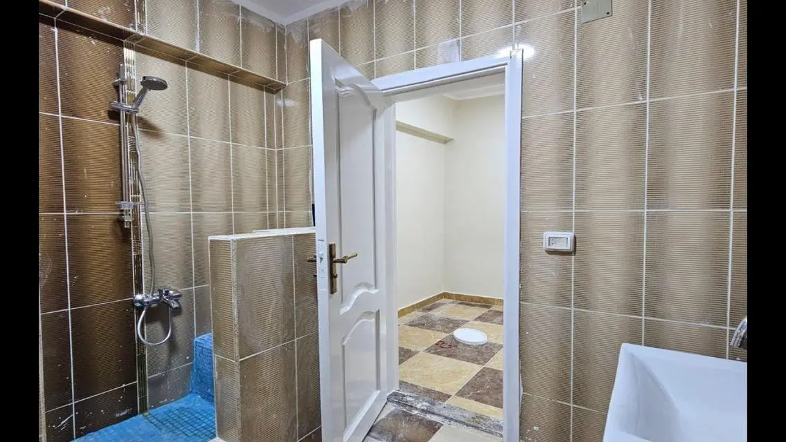 شقة فاخرة للإيجار بمساحة 225 متر مع شرفة