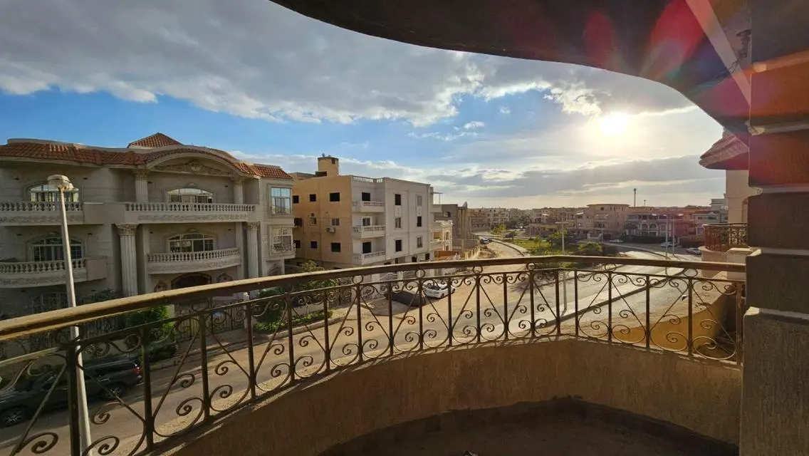 شقة فاخرة للإيجار بمساحة 225 متر مع شرفة
