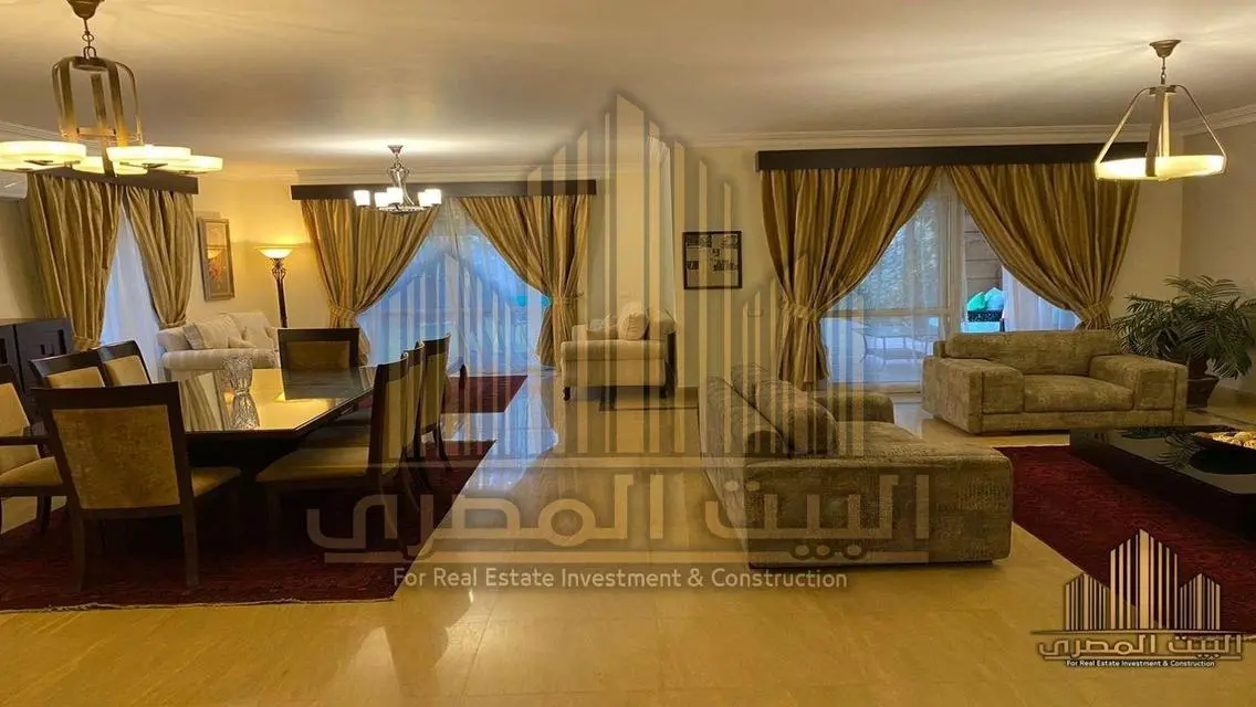 فيلا فاخرة بمساحة كبيرة للبيع في قلب المدينة