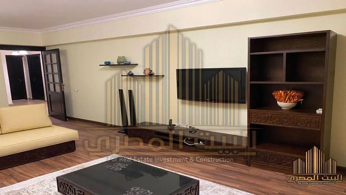 فيلا فاخرة بمساحة كبيرة للبيع في قلب المدينة