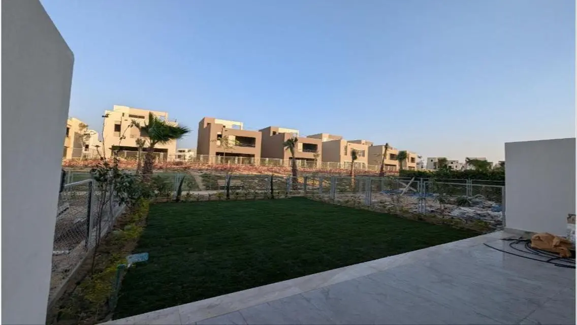 شقة فاخرة مع حديقة خاصة وغرفة خادمة