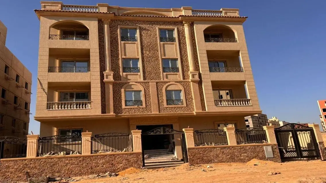 Luxury Apartment 150 sqm Overlooking Lakes in Prime Location