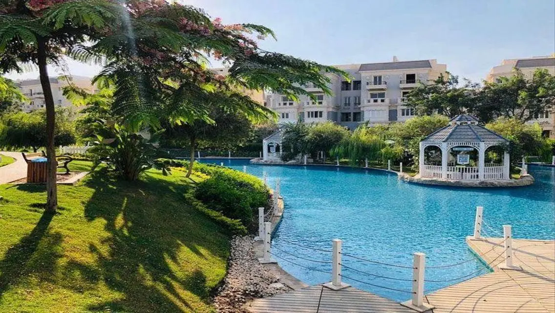 فيلا فاخرة مع مسبح خاص وإطلالة ساحرة للبيع