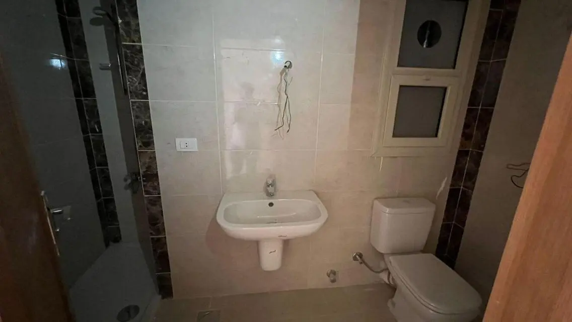 Luxurious Property Overlooking Lakes with Complete Amenities