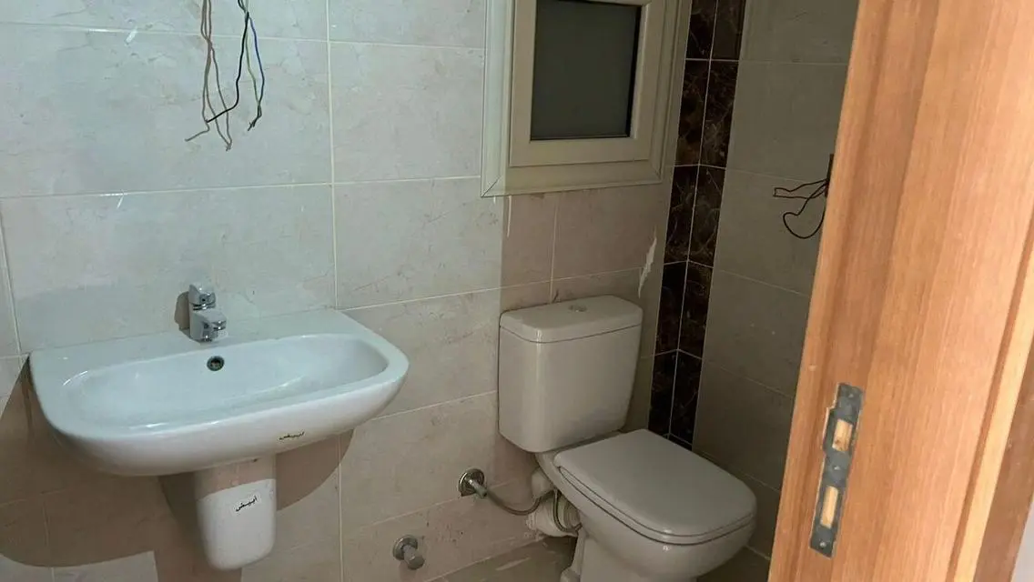 Luxurious Property Overlooking Lakes with Complete Amenities