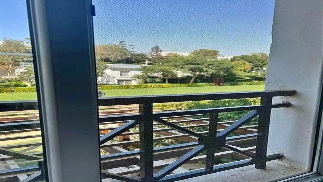 فيلا فاخرة للبيع بمسبح خاص وحديقة