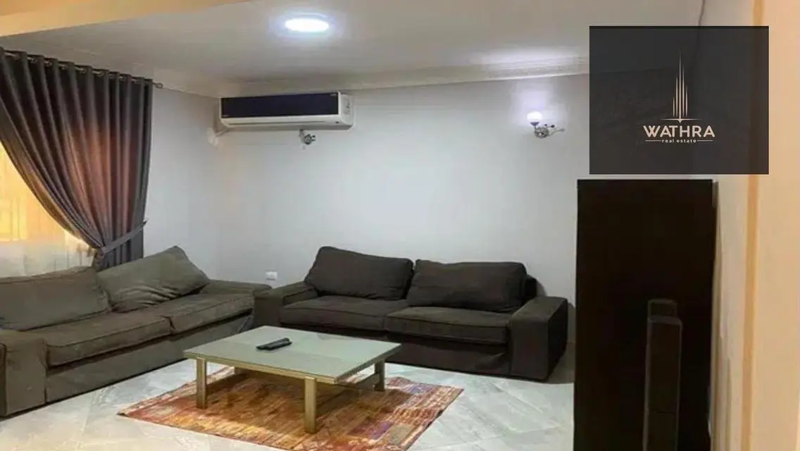 شقة فاخرة للبيع مع شرفة وحارس أمن