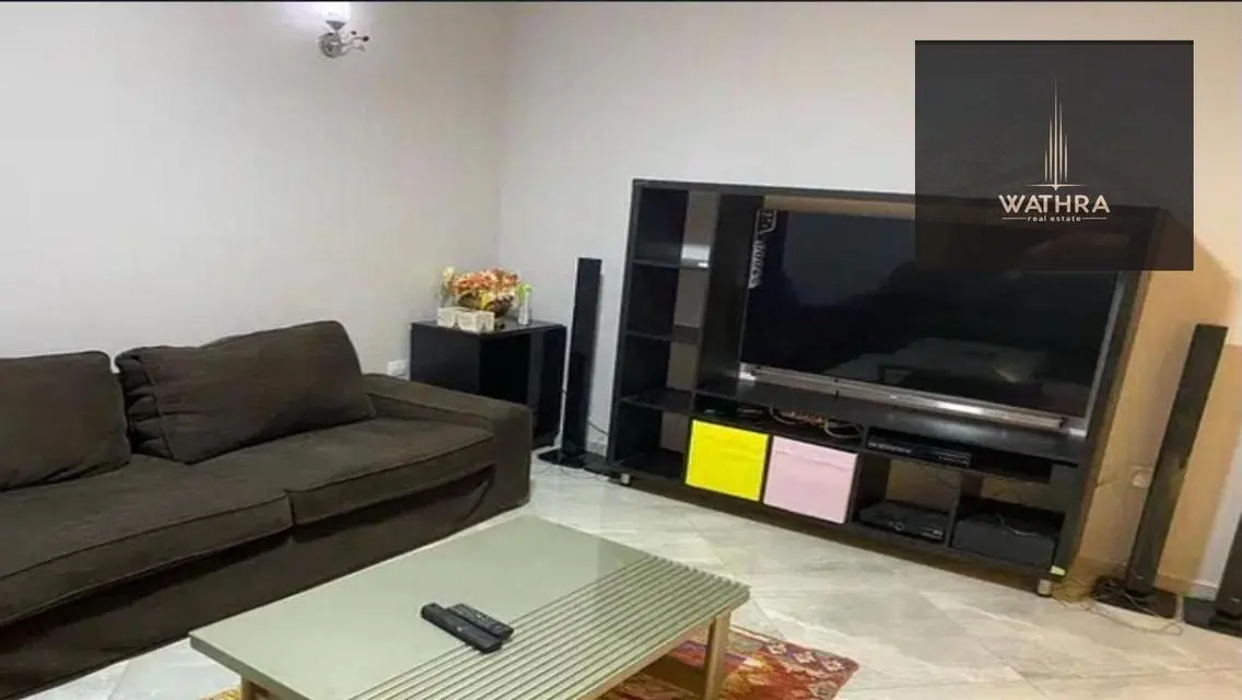 شقة فاخرة للبيع مع شرفة وحارس أمن