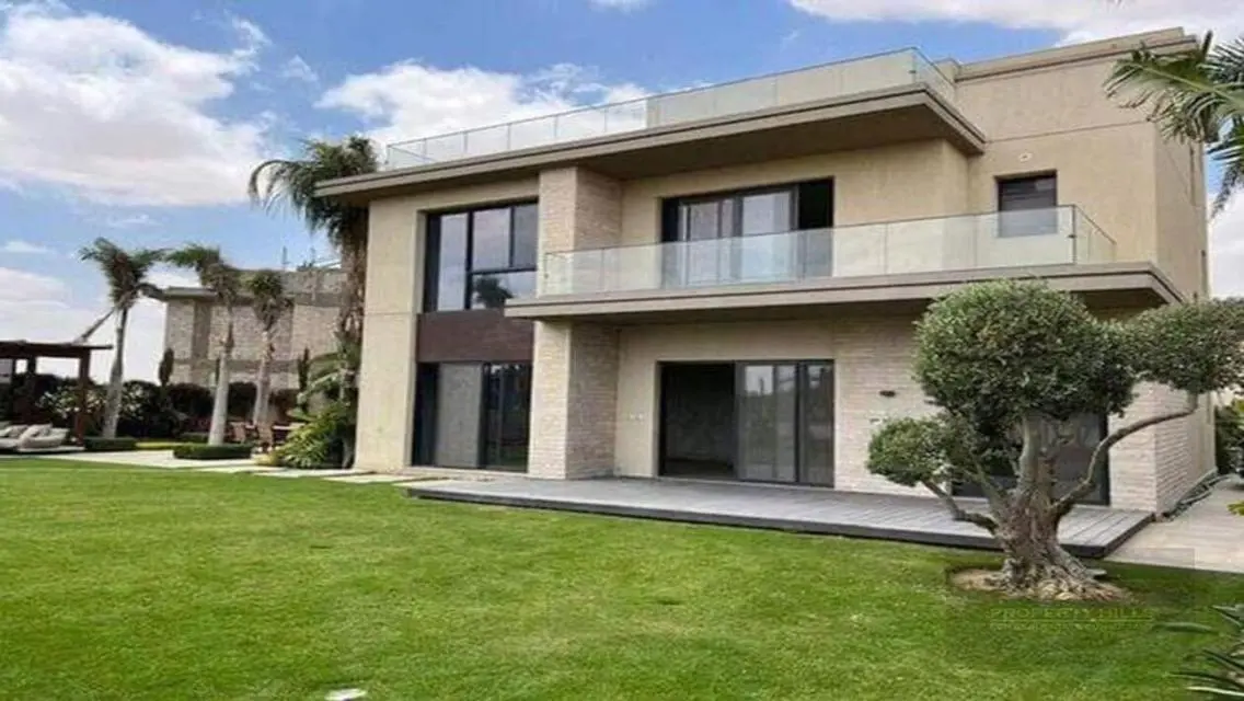 فيلا فاخرة مع حديقة ومسبح مشترك