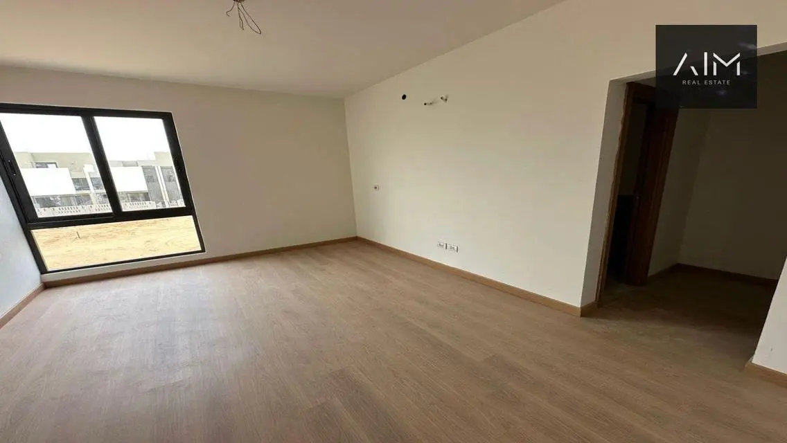 شقة مميزة للبيع بمساحة 370 متر