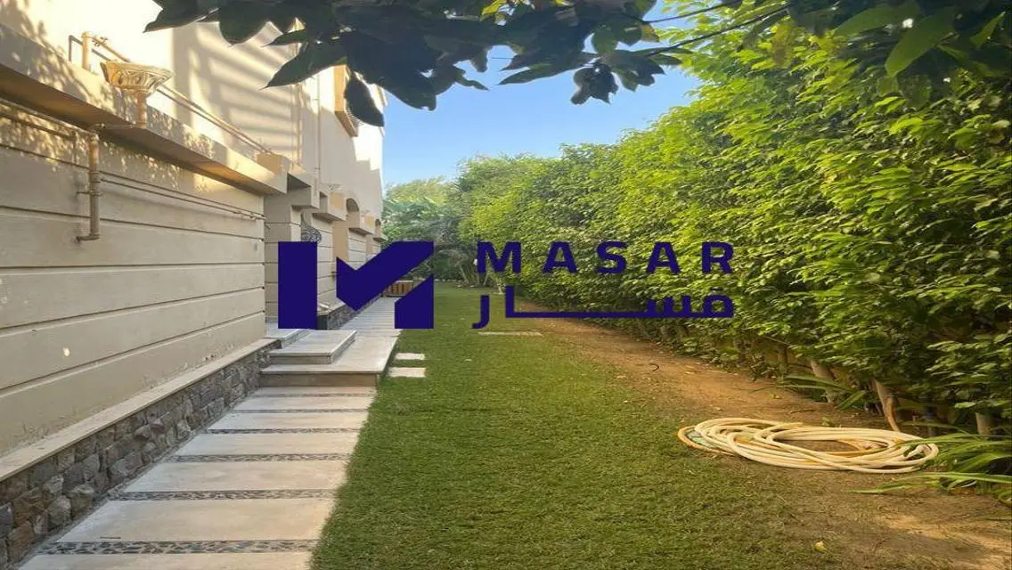 شقة للبيع مع شرفة ومسبح خاص