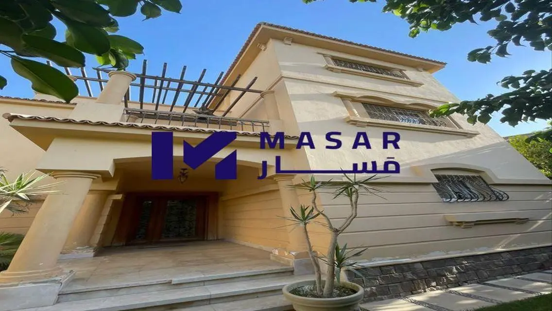 شقة للبيع مع شرفة ومسبح خاص