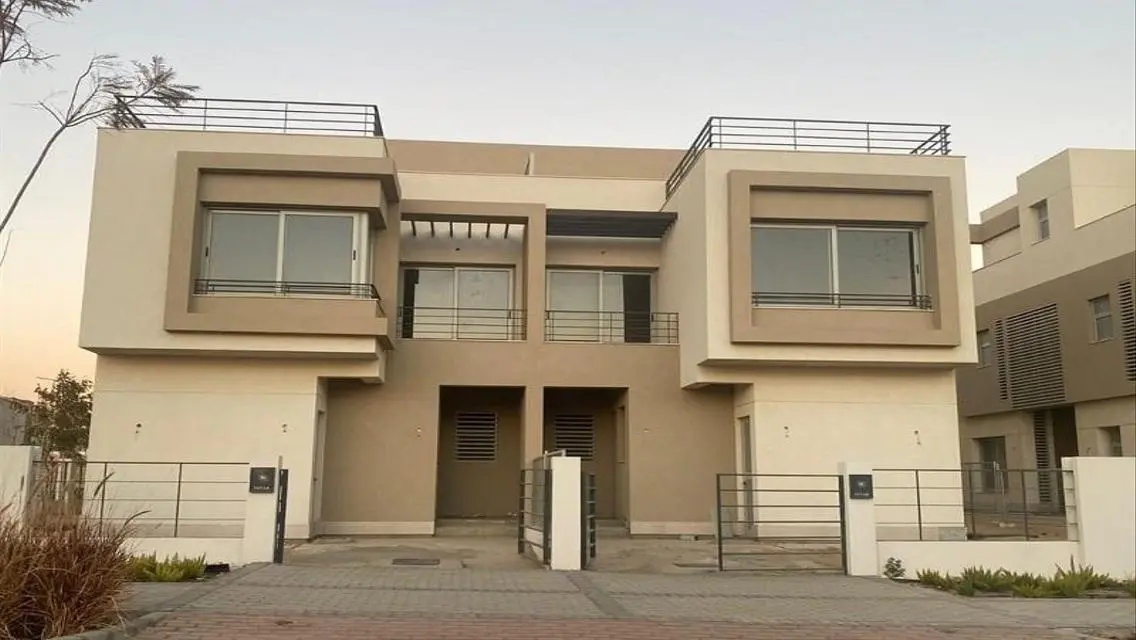 فيلا رائعة للبيع بمساحة متر مع حديقة ومسبح خاص