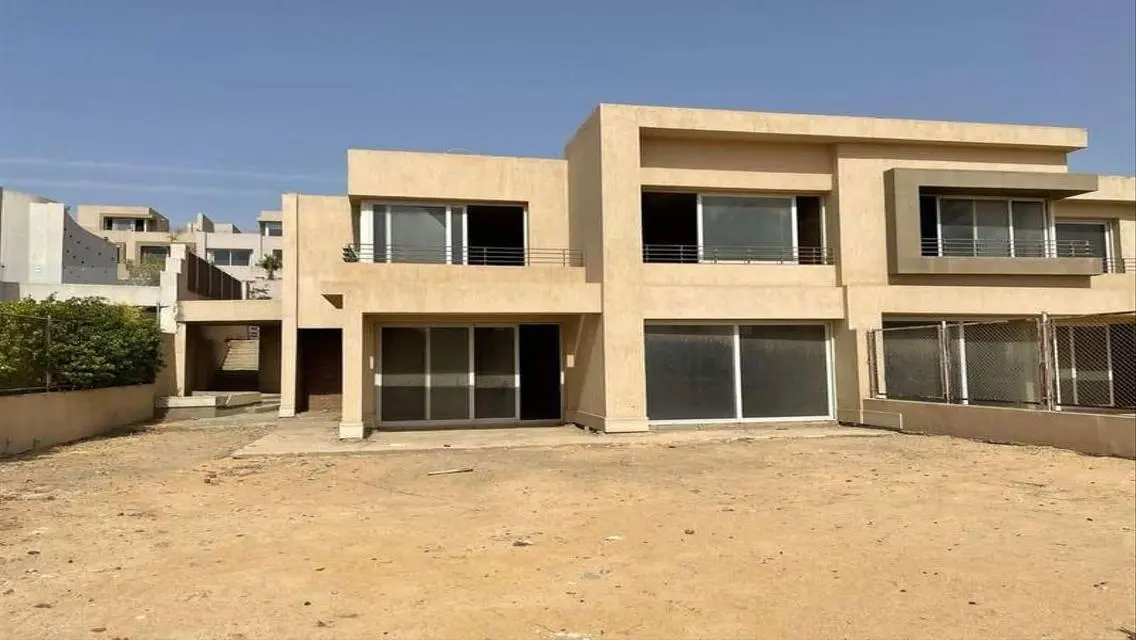 فيلا فاخرة مع حديقة ومسبح خاص للبيع