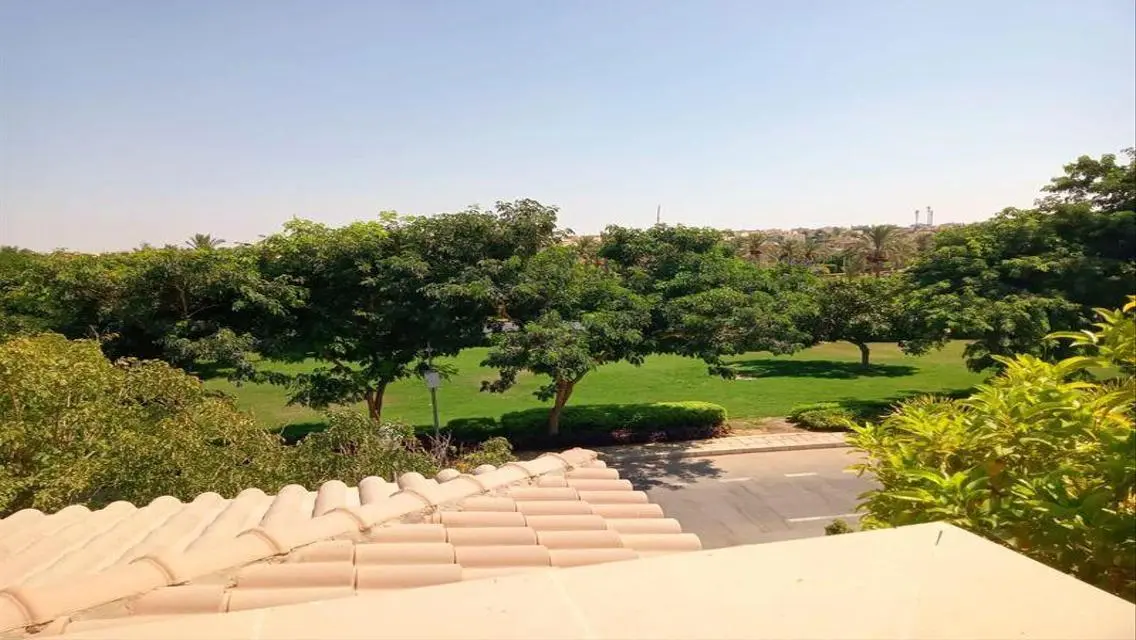 فيلا فاخرة مع حديقة ومسبح خاص للبيع
