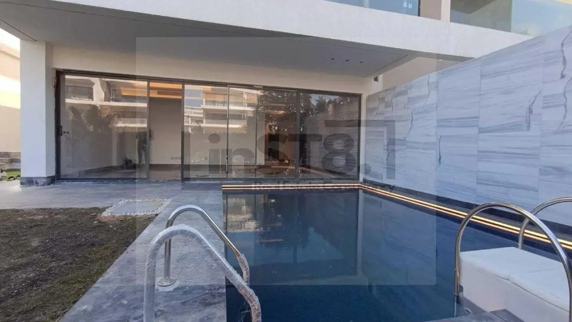 Stunning Villa for Sale in ST81