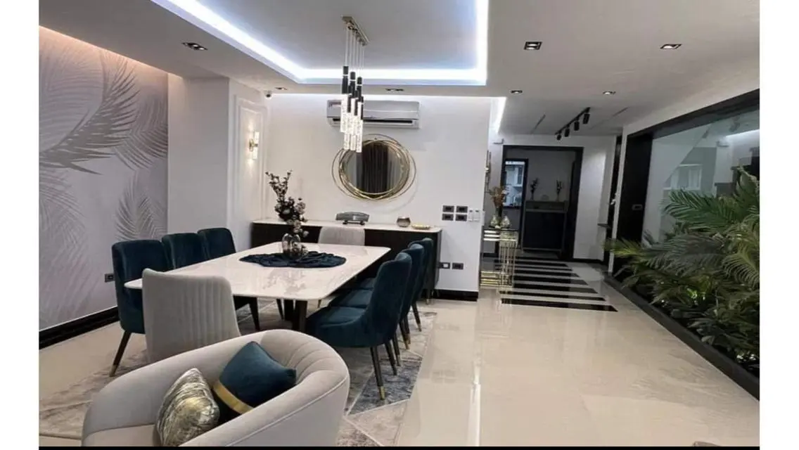 Luxury Apartment with Lake View
