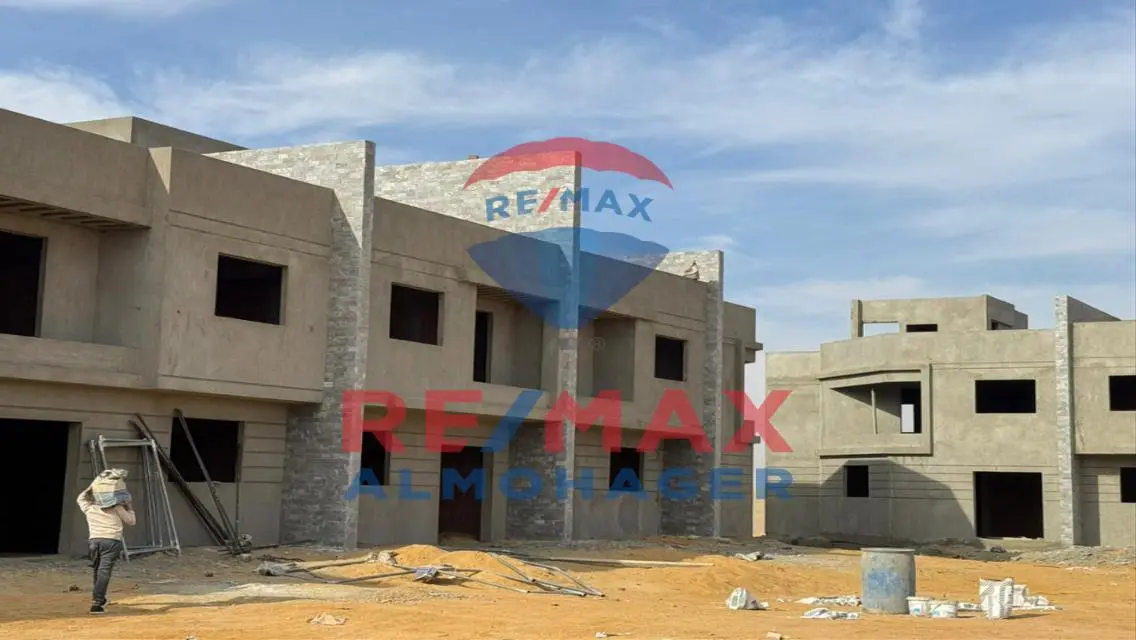 شقة فاخرة للبيع مع حديقة خاصة ومسبح
