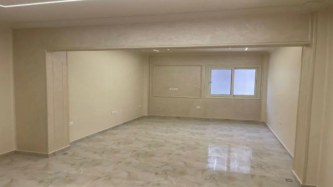 شقة فاخرة للإيجار - شرفة تطل على معلم رئيسي