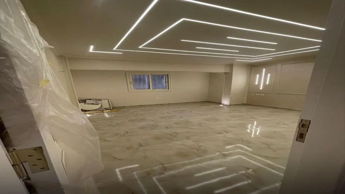 شقة فاخرة للإيجار - شرفة تطل على معلم رئيسي