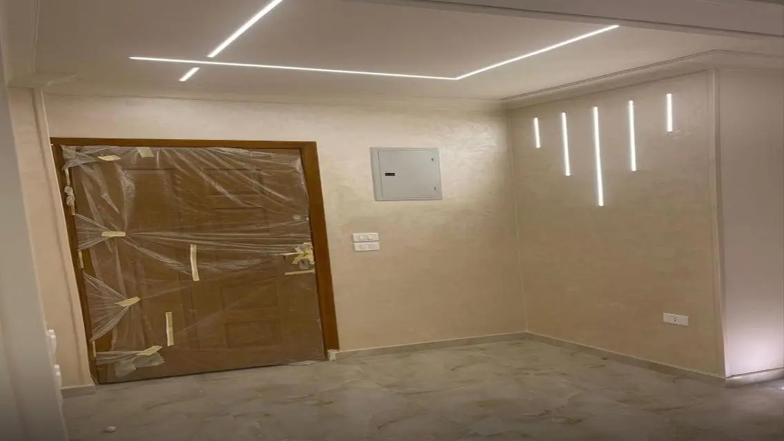 شقة فاخرة للإيجار - شرفة تطل على معلم رئيسي