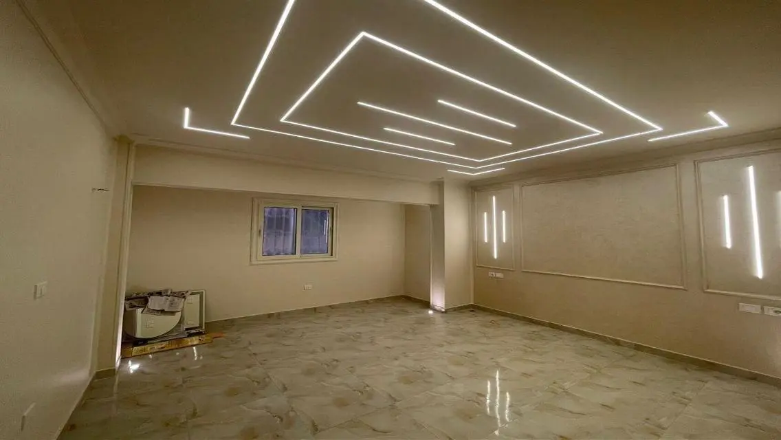 شقة فاخرة للإيجار - شرفة تطل على معلم رئيسي