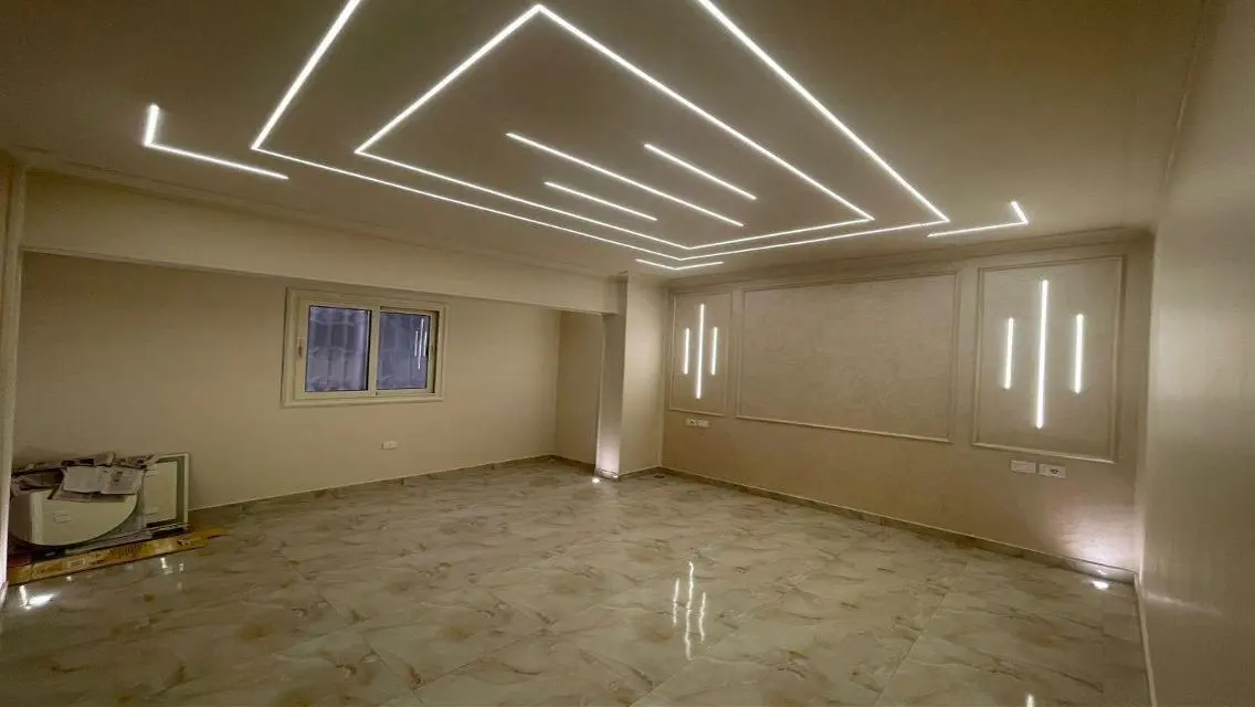شقة فاخرة للإيجار - شرفة تطل على معلم رئيسي