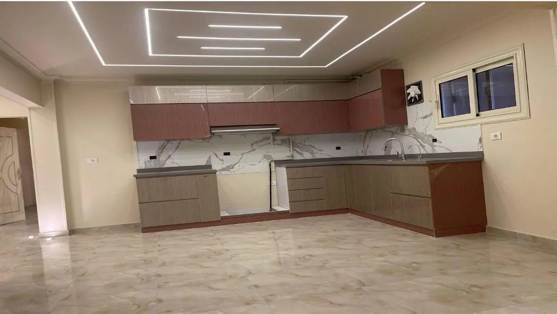 شقة فاخرة للإيجار - شرفة تطل على معلم رئيسي