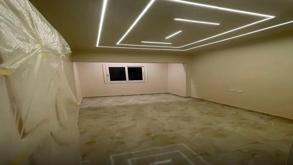 شقة فاخرة للإيجار - شرفة تطل على معلم رئيسي