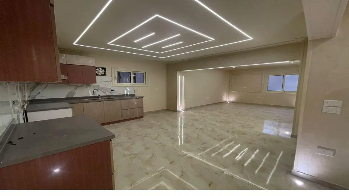 شقة فاخرة للإيجار - شرفة تطل على معلم رئيسي