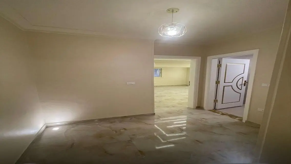 شقة فاخرة للإيجار - شرفة تطل على معلم رئيسي