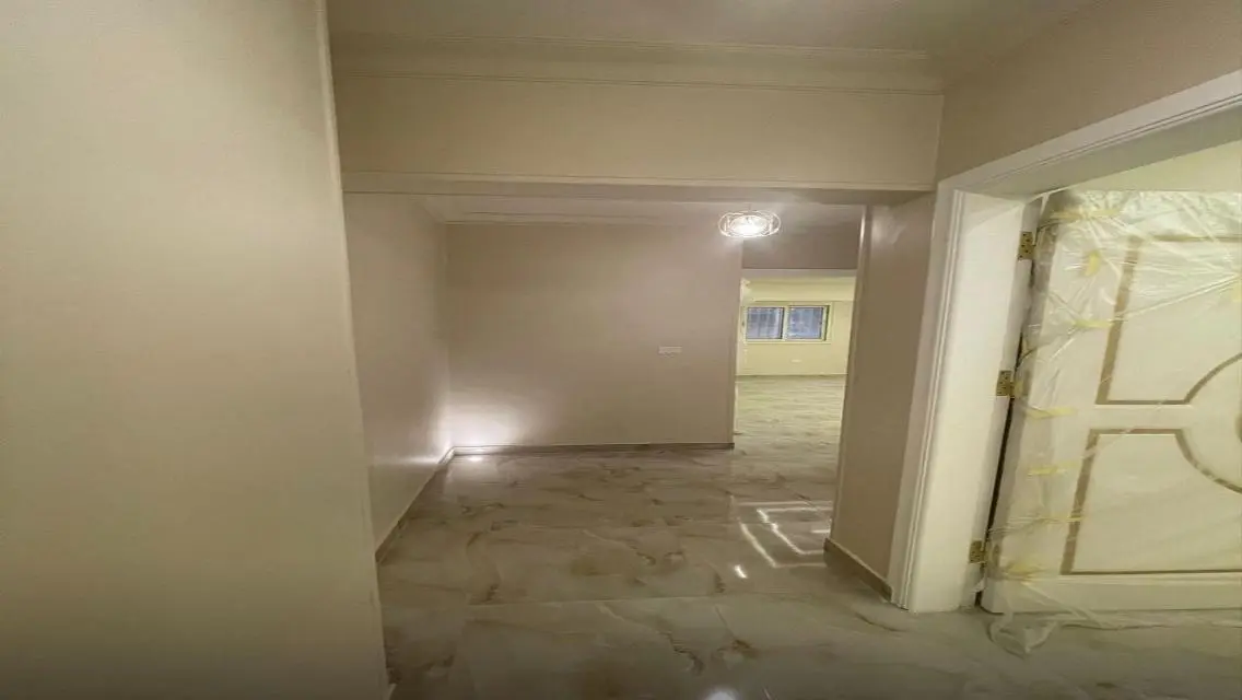 شقة فاخرة للإيجار - شرفة تطل على معلم رئيسي