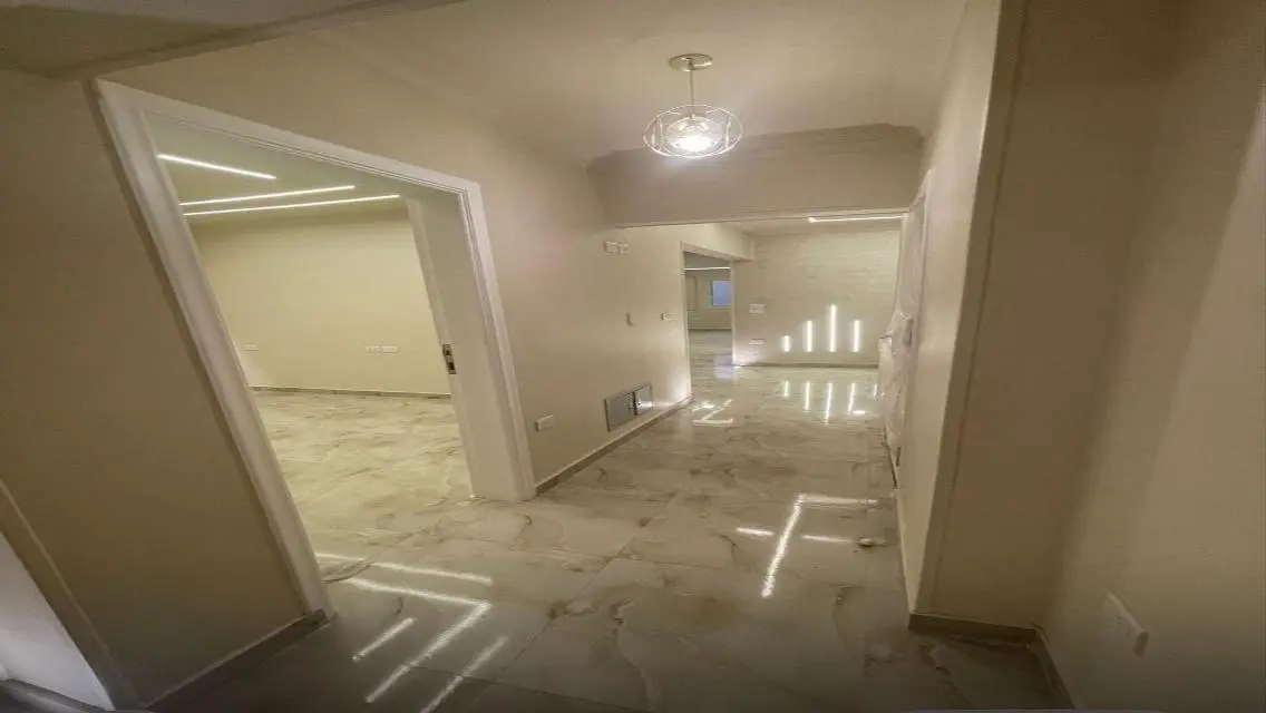 شقة فاخرة للإيجار - شرفة تطل على معلم رئيسي