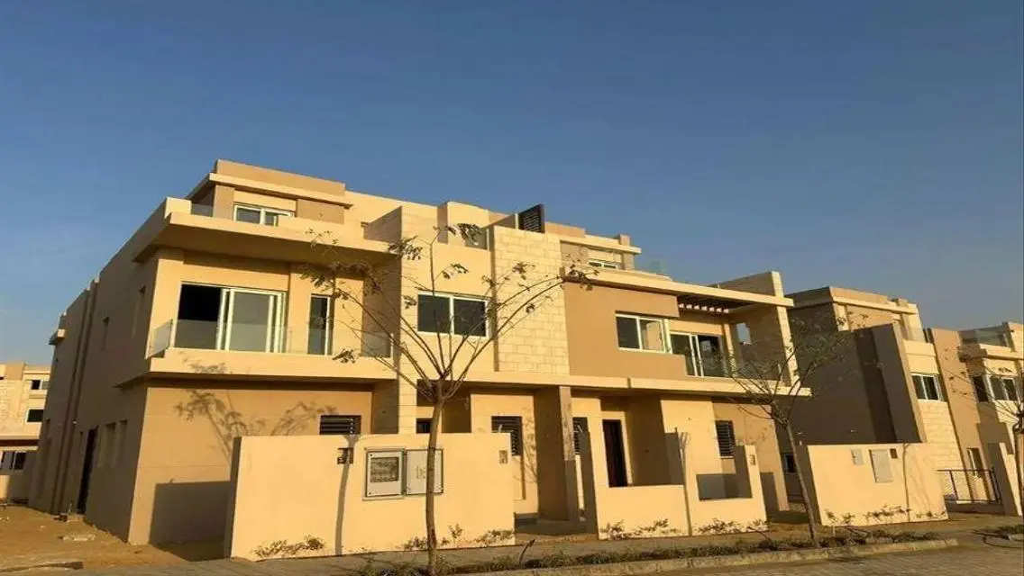 شقة فاخرة بمساحة واسعة مع حديقة خاصة ومسبح مشترك