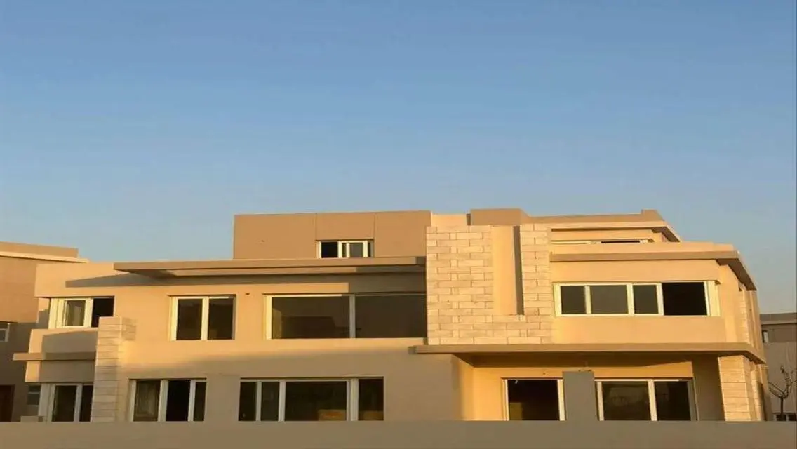 شقة فاخرة بمساحة واسعة مع حديقة خاصة ومسبح مشترك