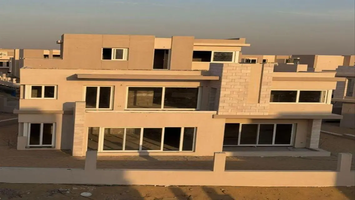 شقة فاخرة بمساحة واسعة مع حديقة خاصة ومسبح مشترك